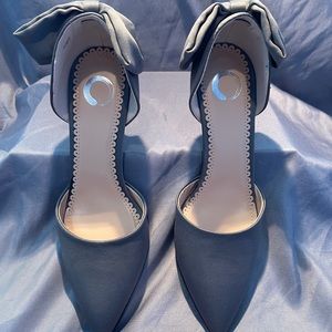 Womens Corso Como size 6.5 grey pumps with a bow on the heel
